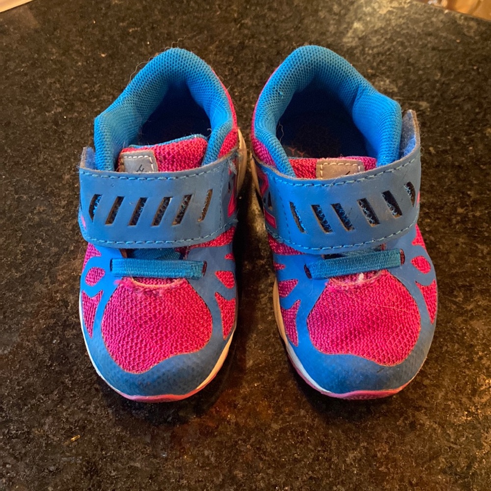 Girls New Balance shoes size 4. Good condition.